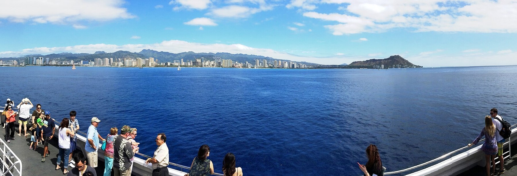Panoramic view of Honolulu, Waikīkī, and Diamond Head