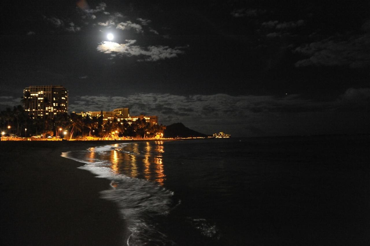 Waikīkī and Diamond Head at night